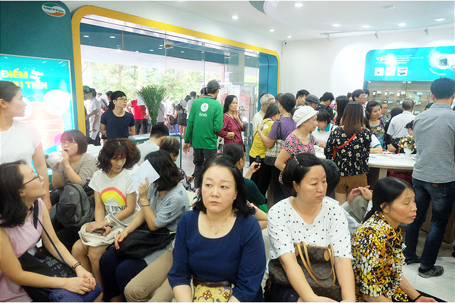 Đến hạn chót, người dân tá hỏa bế cả con nhỏ đi bổ sung thông tin, ảnh chân dung thuê bao